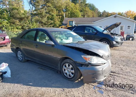 2002 Toyota Camry Le z USA, uszkodzony, nr VIN 4T1BE32K32U580541